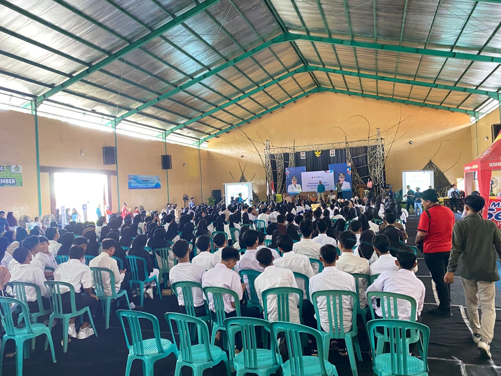 Para pelamar kerja dalam Job Fair SMK PGRI 05 Jember, Sabtu (18/5/2024). (Foto: Zainul Hasan)