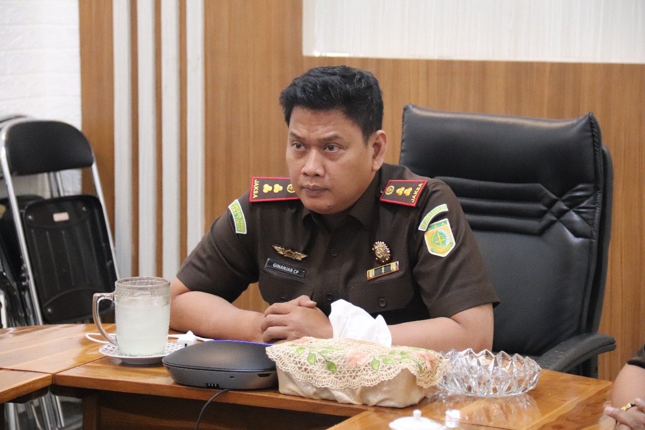 Kasi Datun Kejari Situbondo, Alfiah Yustiningrum, diwawancarai awak media. (Foto: Uday)