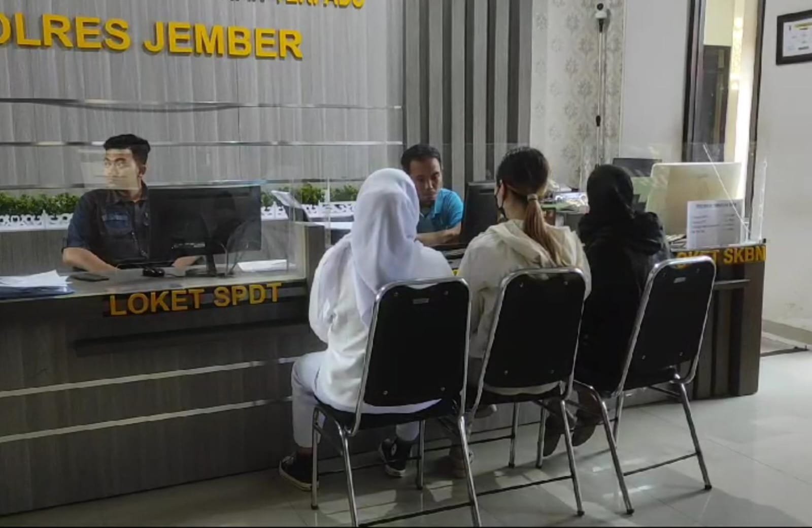 Korban pelecehan seksual oleh fotografer melapor ke Polres Jember. (Foto: Teamwork)