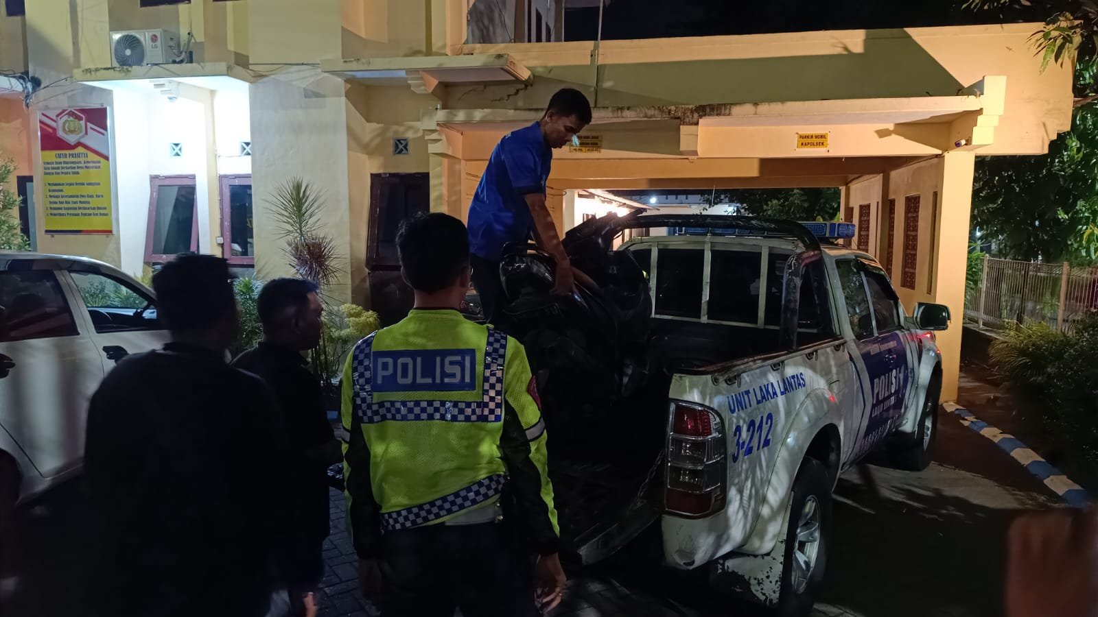 Unit Laka Lantas Polres Jember mengevakuasi motor korban, Kamis (30/5/2024). (Foto: Zainul Hasan)