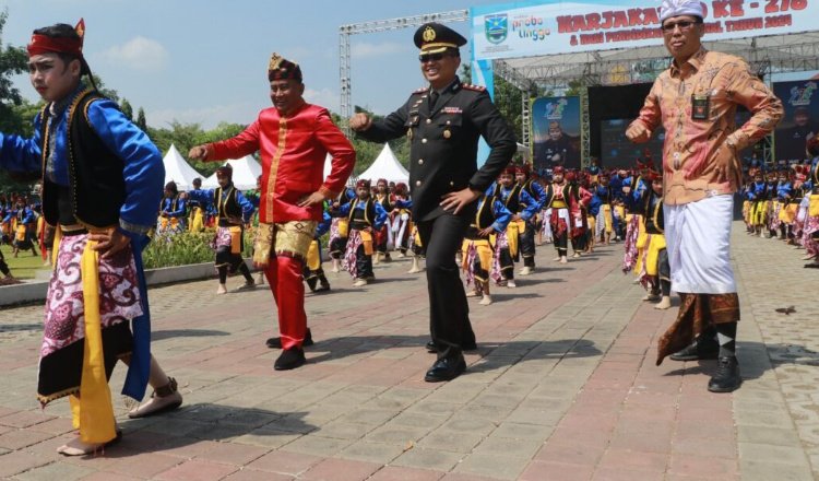 Pj Gubernur Probolinggo ikut menari Glipang Sewu. (Foto: probolinggokab.go.id)