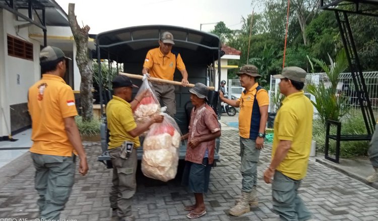 Satpol PP Jember mengantarkan Kakek Edy ke Liposos Dinsos Jember. (Foto: Istimewa)
