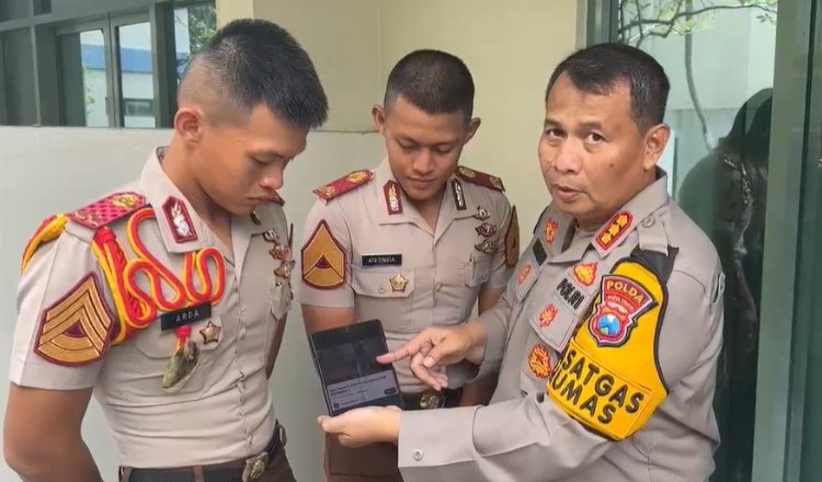 Kabid Humas Polda Jatim menunjukkan video guru tugas yang viral. (Foto: Istimewa)