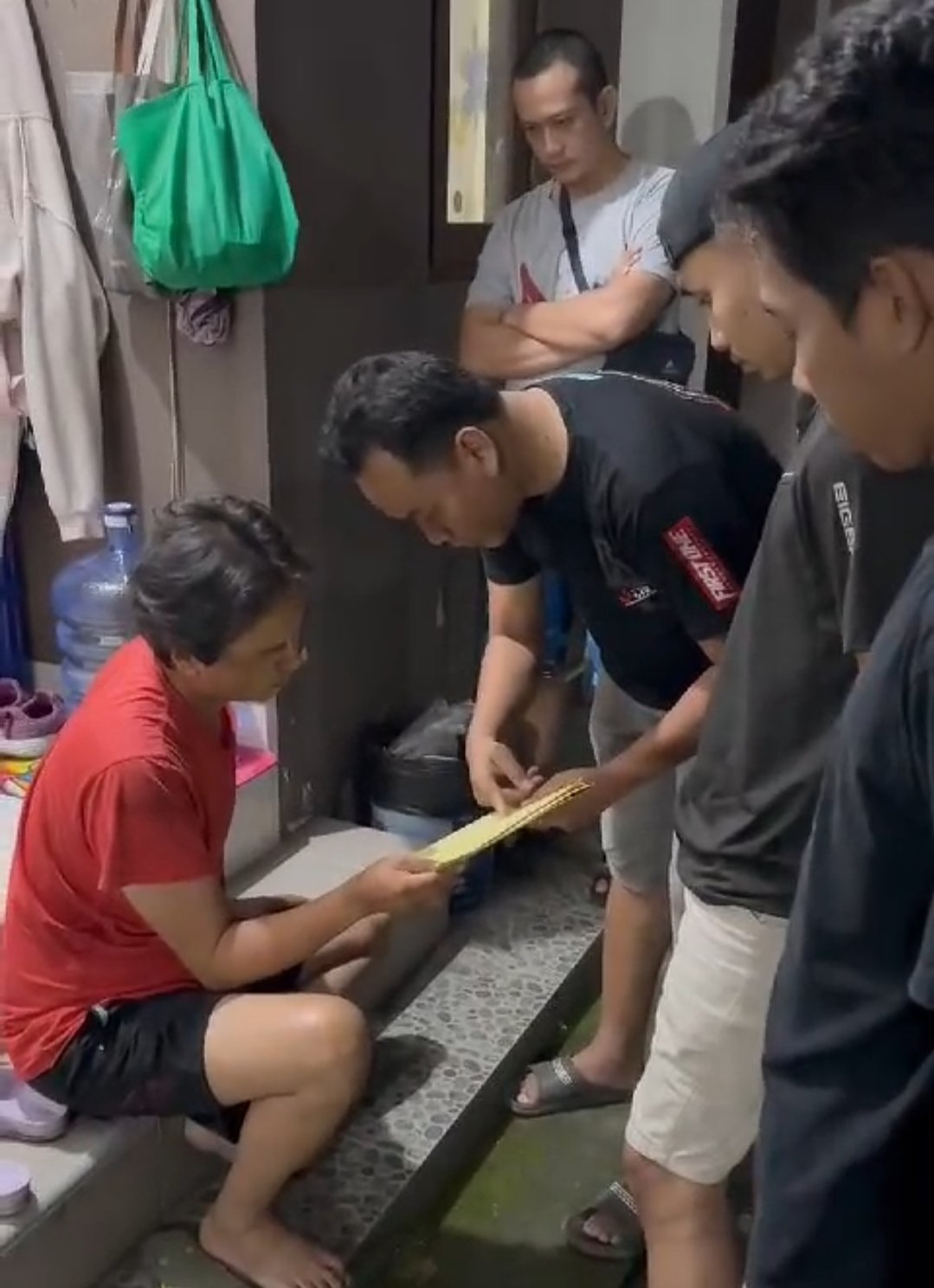 penangkapan terhadap karyawan dealer motor. (Foto: Tangkapan layar)