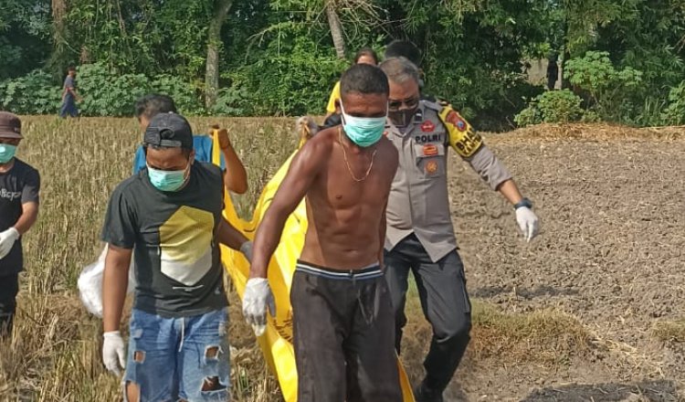 Polisi dan warga mengevakuasi jasad Nenek Suni yang tergeletak di sawah. (Foto: Istimewa)