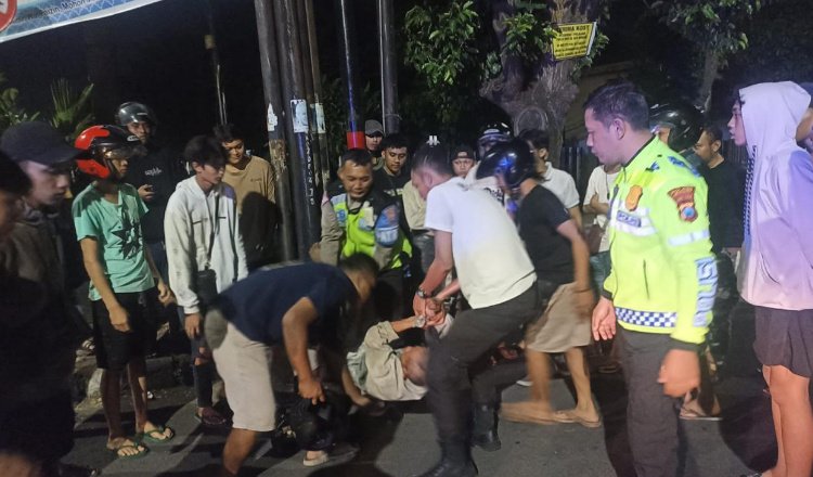 Polisi mengamankan ODGJ yang sering mengganggu warga, Jumat (11/5/2024). (Foto: Humas Polres Jember)