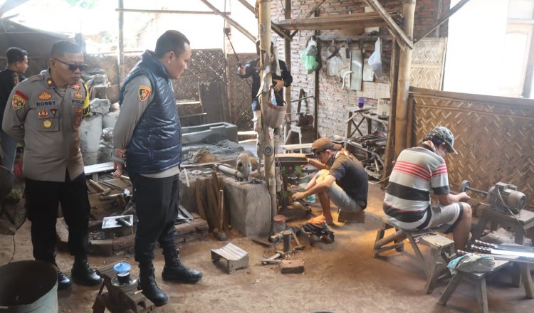 Kapolres dan Kepala Bondowoso menyambangi pandai besi. (Foto: Istimewa)