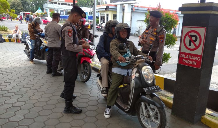 Anggota Polresta Banyuwangi memeriksa kelengkapan surat-surat pada pengendara motor. (Foto: Istimewa)