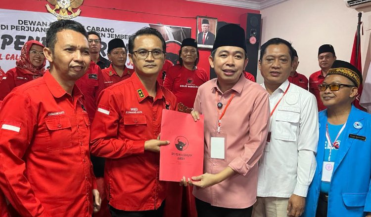 Gus Fawait menunjukkan formulir pendaftaran yang telah ia kembalikan ke DPC PDIP Jember, Sabtu (11/5/2024). (Foto: Istimewa)