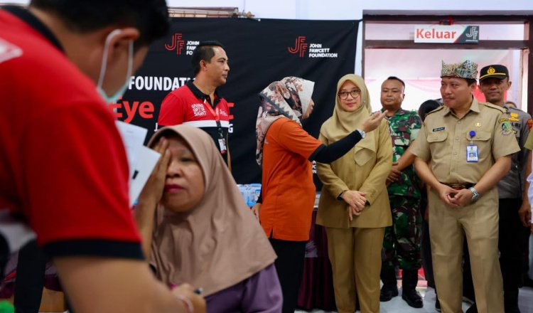 Bupati Banyuwangi memantau berjalannya operasi katarak. (Foto: Istimewa)