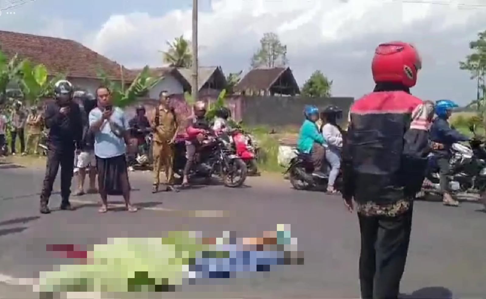 Jasad siswa Siswa Darus Sholah saat tergeletak di jalan. (Foto: Teamwork)