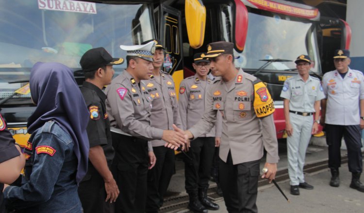 Kapolres Jember berjabat tangan dengan jajarannya dalam KRYD. (Foto: Humas Polres Jember)