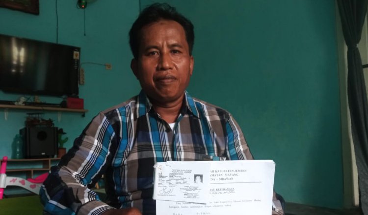 Sutikno menunjukkan surat izin mengelola tanah sempadan dari Dinas Pengairan Jember. (Foto: Teamwork)