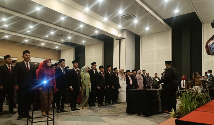 Proses pengambilan sumpah pada Panwascam se-Kabupaten Jember. (Foto: Teamwork)