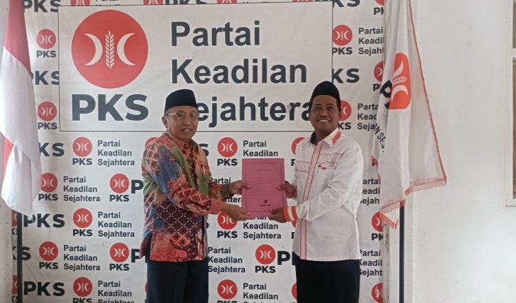 Achmad Sudiono menyerahkan berkas pendaftaran bakal calon kepala daerah ke Ketua DPD PKS Jember. (Foto: Zainul Hasan)