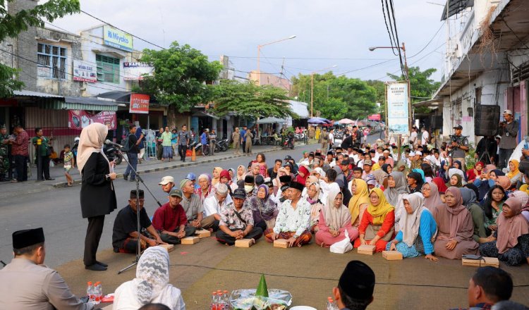 Bupati Ipuk menyampaikan sambutan dalam acara tasakkuran revitalisasi pasar. (Foto: Pemkab Banyuwangi)