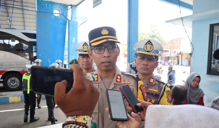 Kapolres Situbondo saat diwawancarai awak media. (Foto: Istimewa)