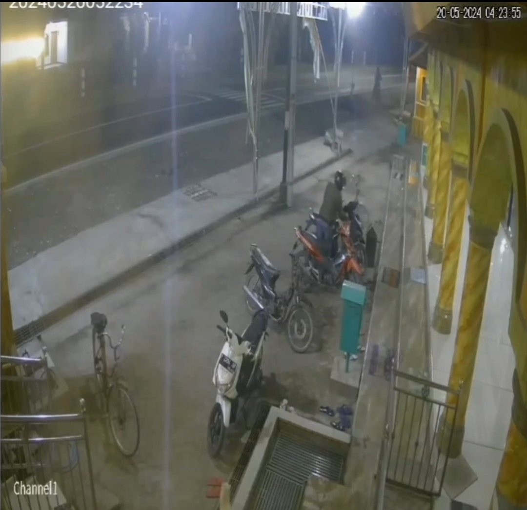 Pelaku pencurian motor di Masjid Al Hibrohimiyah terekam CCTV, Senin (20/4/2024). (Foto: Tangkapan layar)