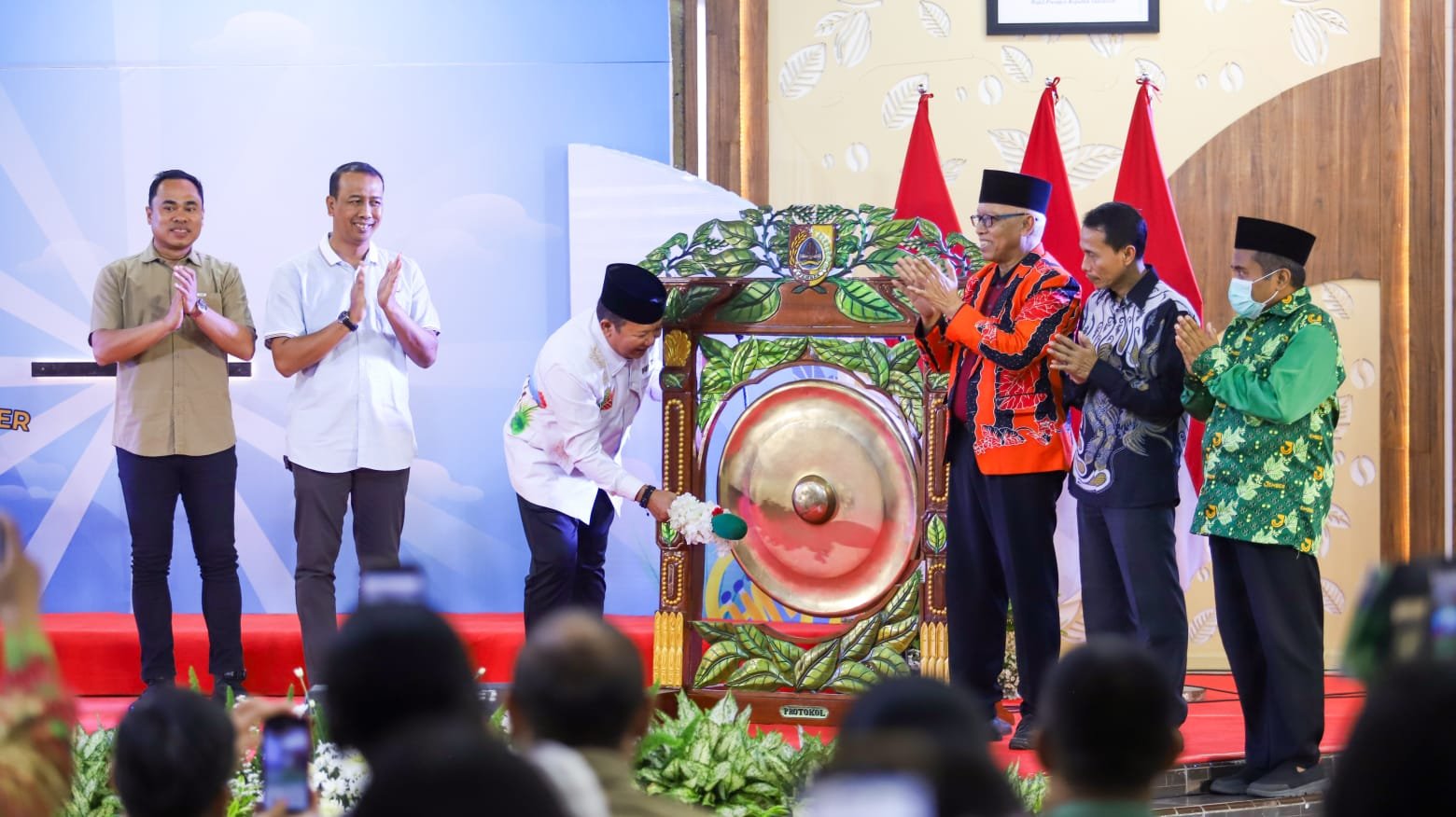 membuka Festival Lagi Rohani Kristen - Katolik se-Jember. (Foto: Diskominfo Jember)