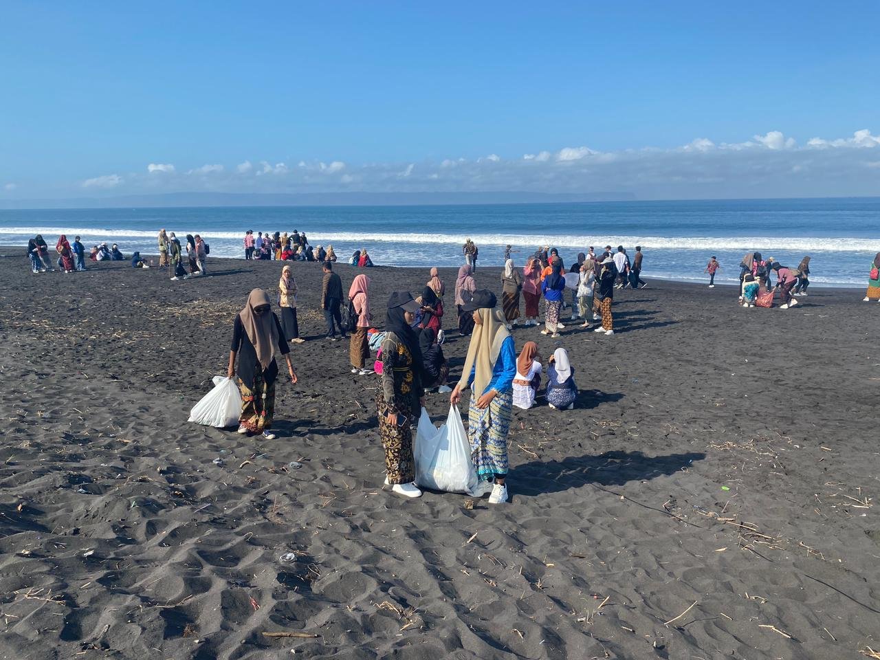 Siswa SMK PGRI 05 Kencong membersihkan sampah di pinggir Pantai Paseban. (Foto: Istimewa)