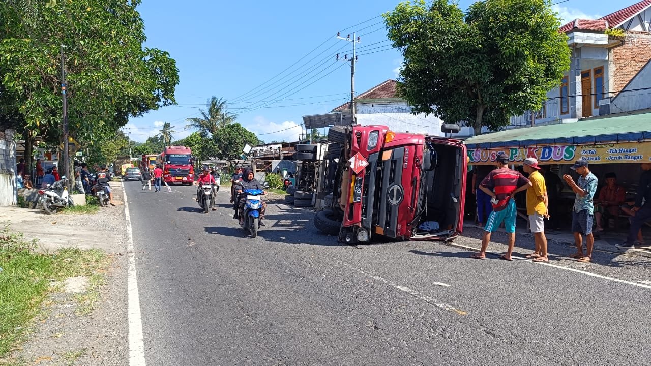 Truk Tangki Skid Tank terguling di badan jalan. (Foto: Teamwork)