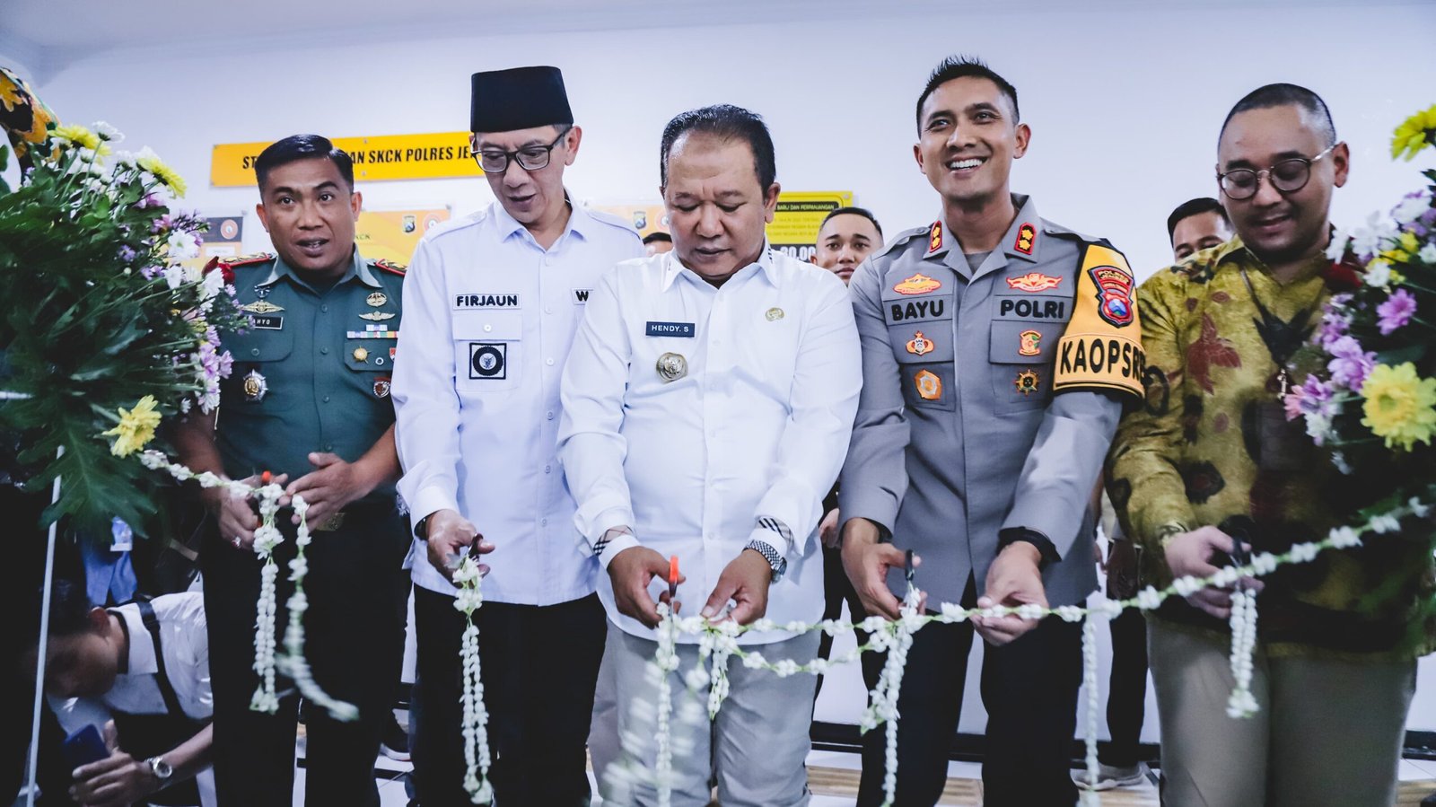 Bupati Jember memotong pita tanda diresmikannya Gedung SKCK Polres Jember. (Foto: Diskominfo Jember)