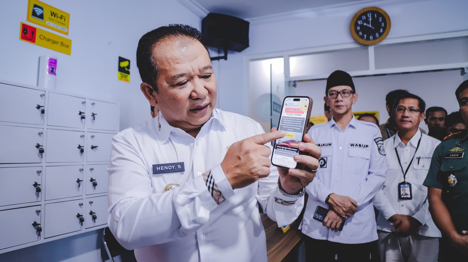 Bupati Jember menunjukkan E-Formulir SKCK Polres Jember. (Foto: Diskominfo Jember)
