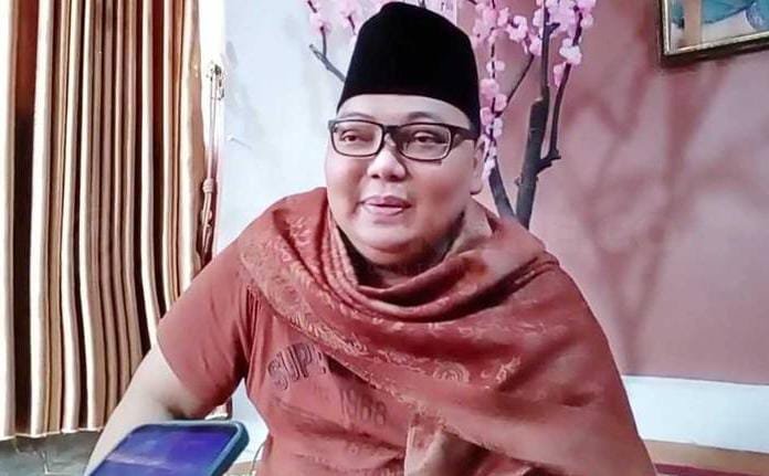 Gus Jaddin saat diwawancarai awak media di kediamannya. (Foto: Teamwork)