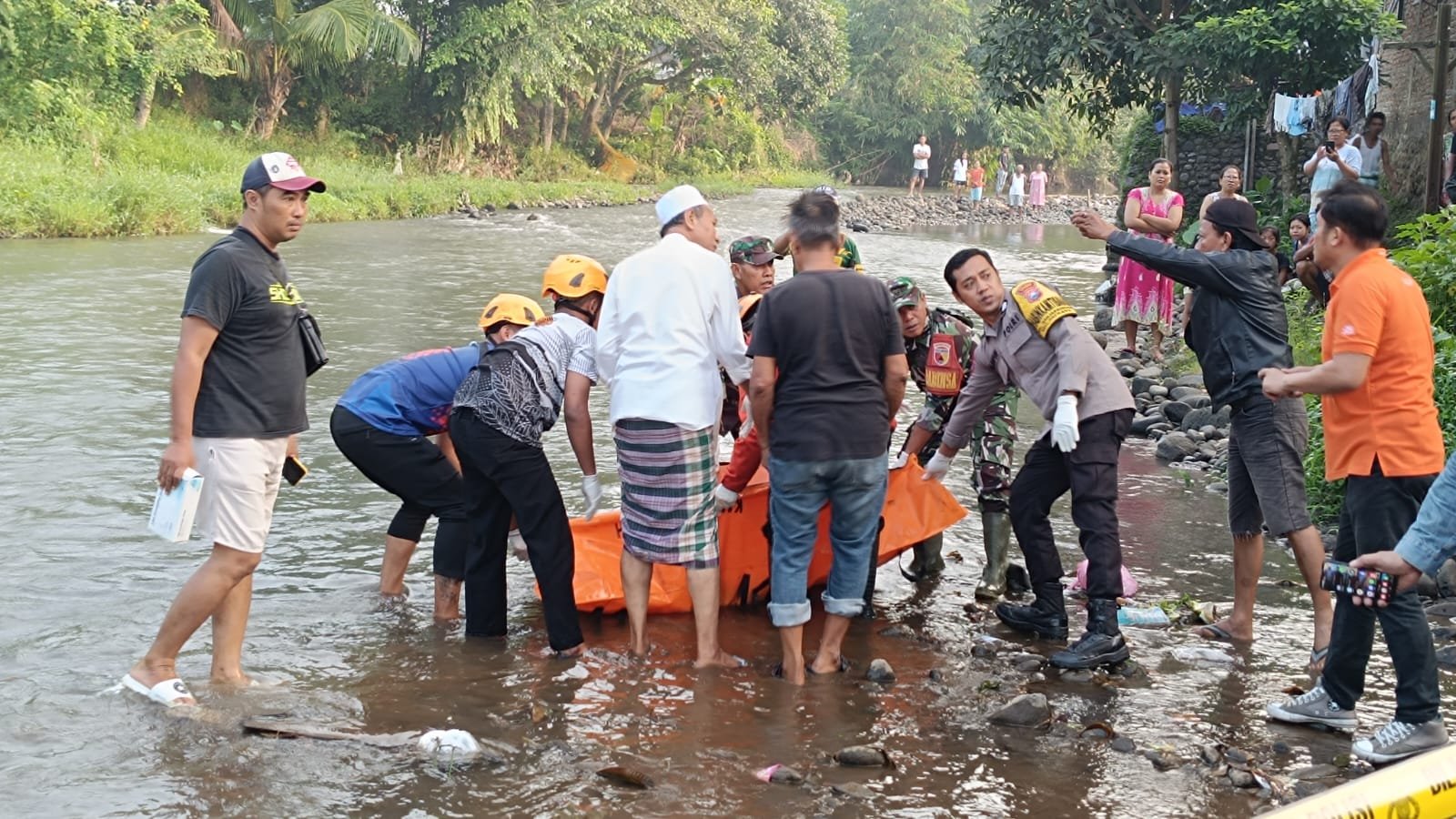 Anggota BPBD Jember bersama anggota Polsek dan warga setempat mengevakuasi jasad korban. (Foto: Teamwork)