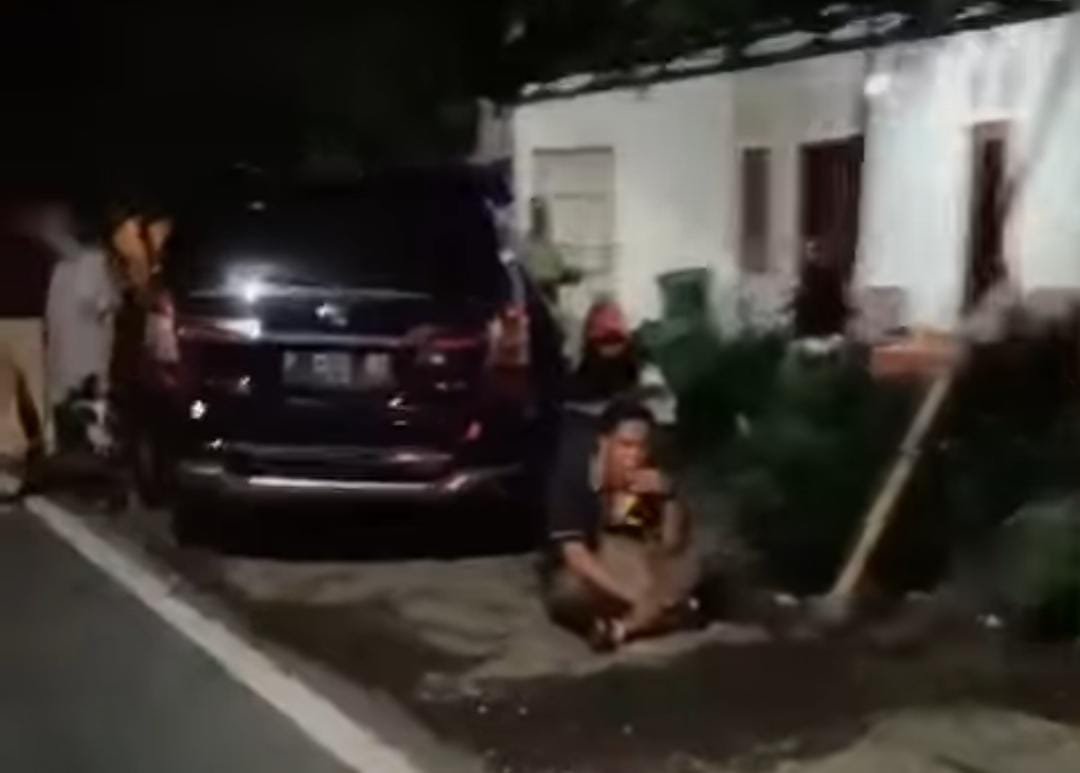 Korban kecelakaan di Jalan Raya Lumajang - Jember saat menunggu bantuan di pinggir jalan. (Foto: Teamwork)