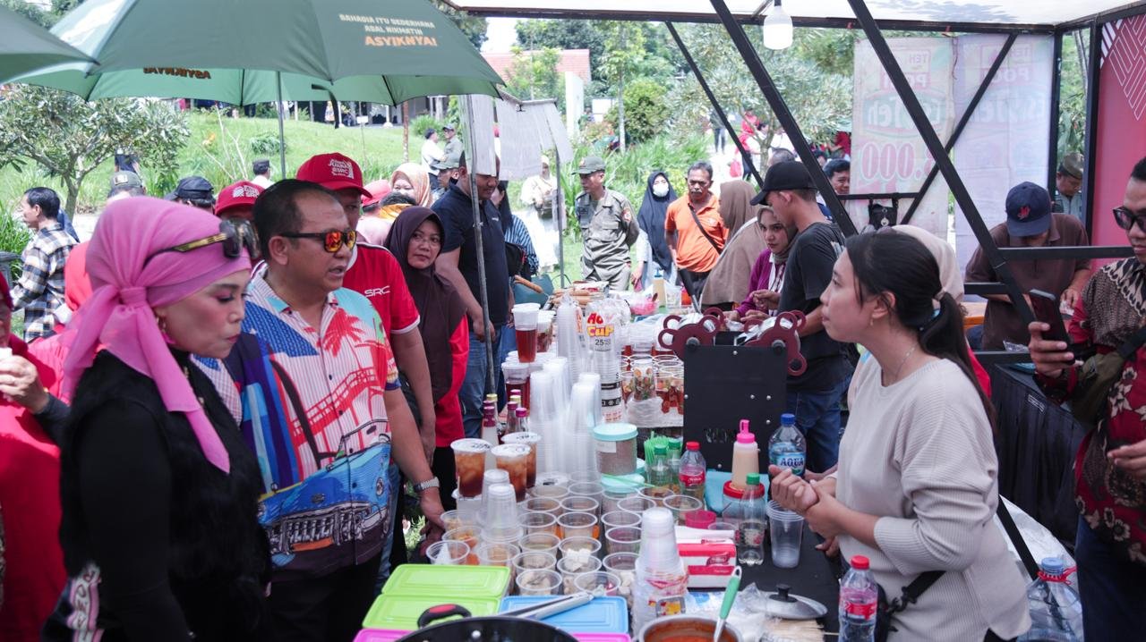 Bupati Jember mengunjungi UMKM di Seger Nusantara, Kecamatan Pakusari. (Foto: Diskominfo Jember)