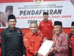 Achmad Sudiono Kembalikan Formulir Pendaftaran ke DPC PDIP Jember