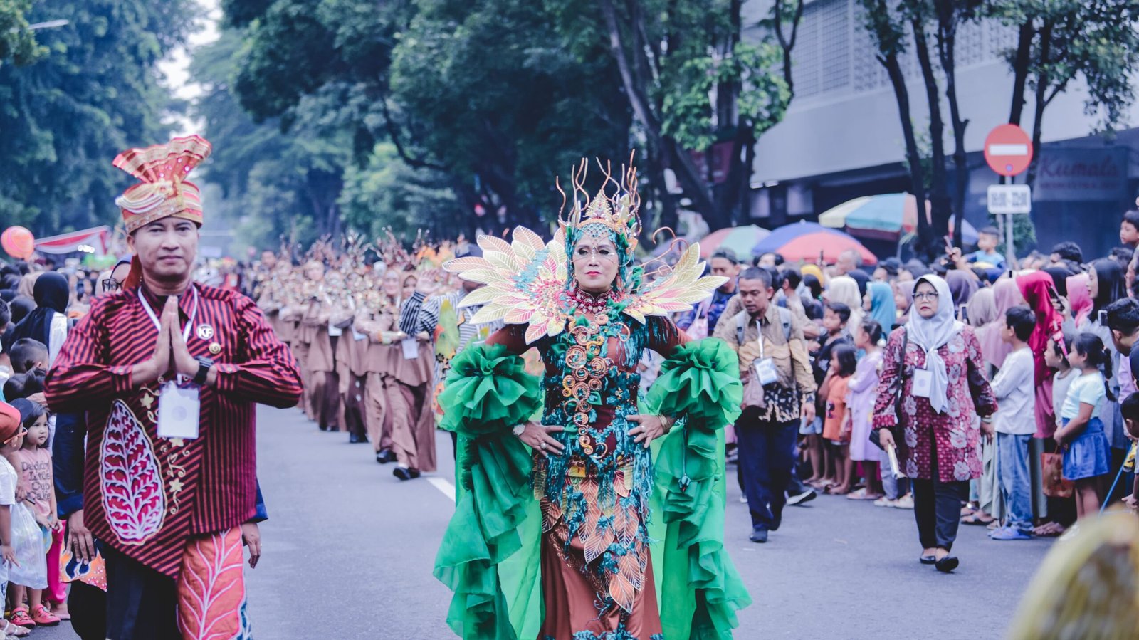 Talent JFC memamerkan gaun bercorak tembakau khas Jember dalam pameran multiproduk di Surakarta. (Foto: Diskominfo Jember)