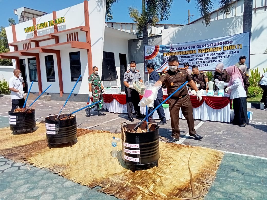 Kajari Situbondo memusnahkan BB tindak pidana, Rabu (15/5/2024). (Foto: Uday)