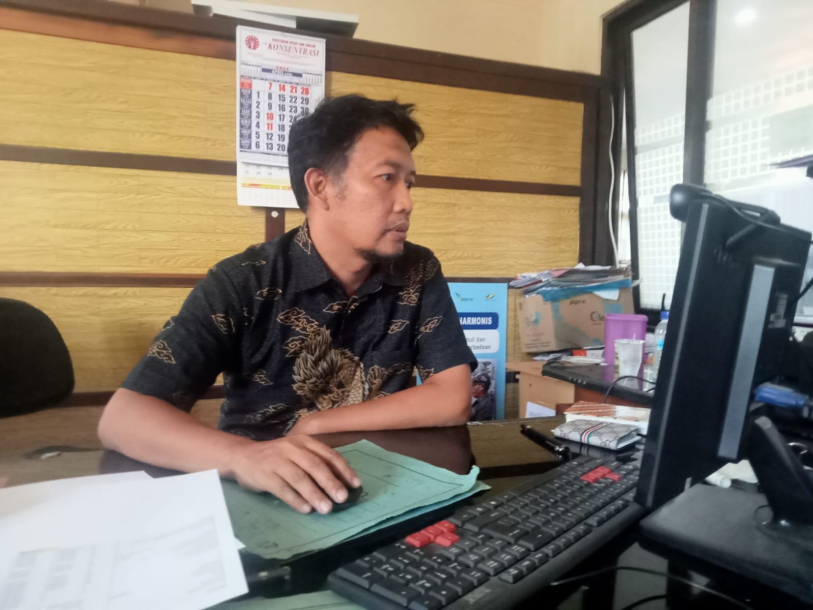 Humas PG Assembagoes Situbondo Bima Sinar M. Saat ditemui di ruang kerjanya. (Foto: Uday)