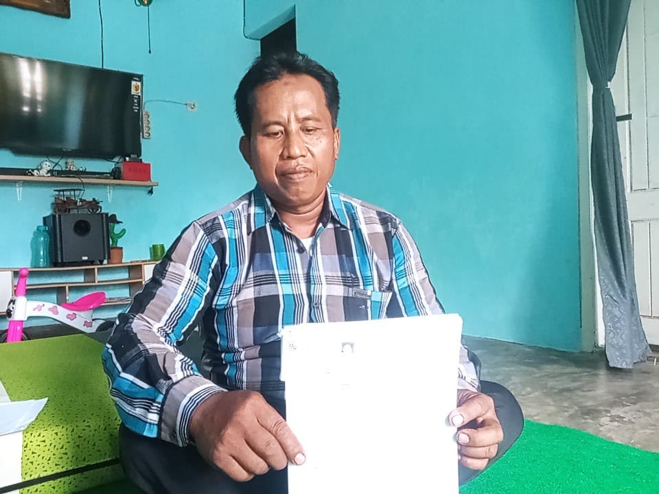 Sutikno menunjukkan surat izin pengelolaan lahan sempadan Sungai Mayang. (Foto: Teamwork)