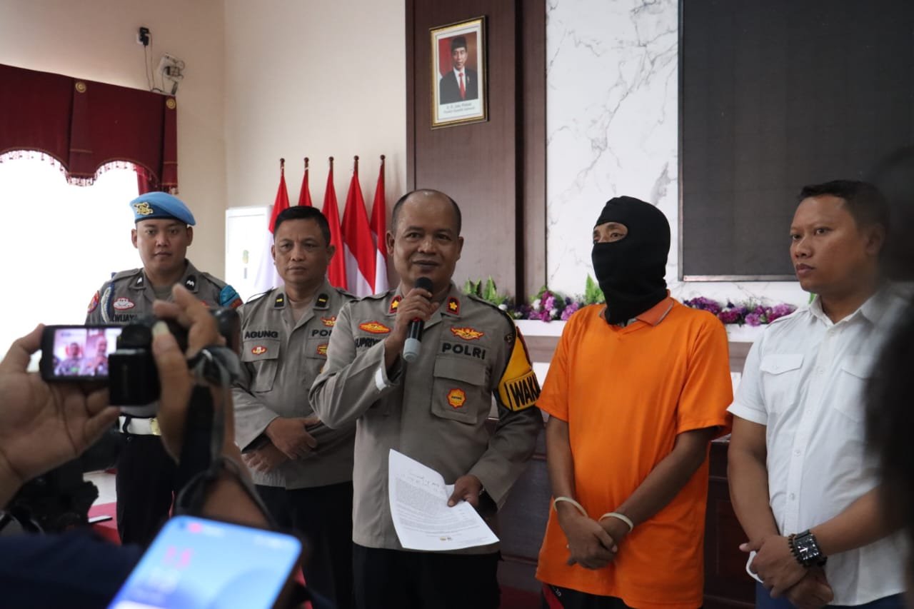 Konferensi pers ungkap kasus penggelapan uang di Mako Polres Mojokerto Kota, Rabu (29/5/2024). (Foto: Istimewa)