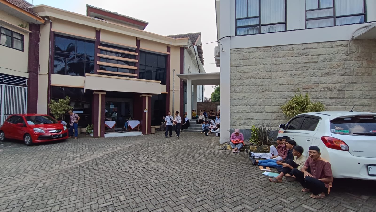 Pendaftar PPDB di SMKN 3 Jember mengantre di halaman sekolah. (Foto: Istimewa)