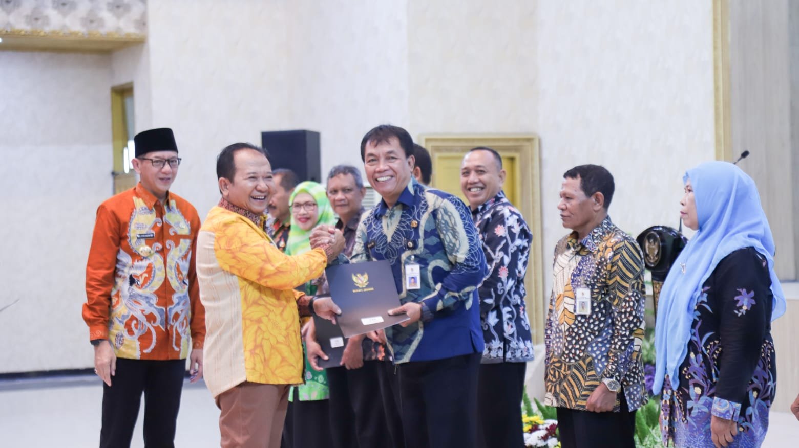 Bupati Jember memberikan SK pensiun kepada ASN yang purnatugas. (Foto: Diskominfo Jember)