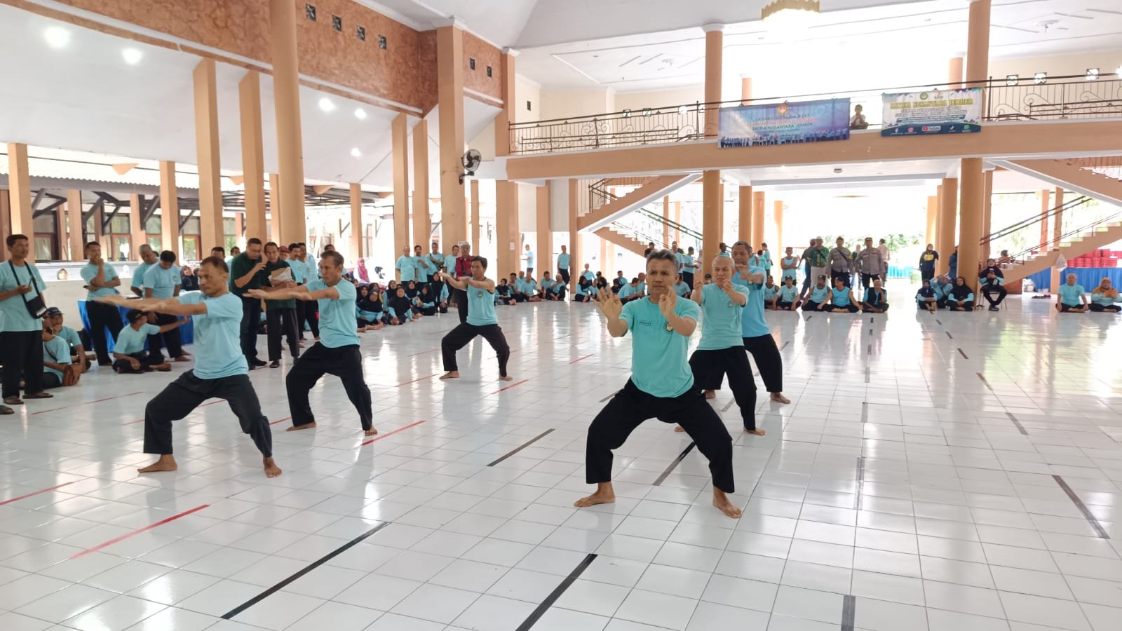 Ahmad Suyudina (58 tahun) mengikuti olahraga pernapasan. (Foto: Teamwork)
