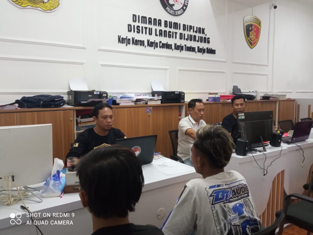 Kedua remaja saat dimintai keterangan di Mako Polres Jember. (Foto: Istimewa)