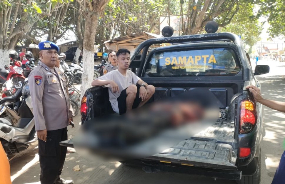 Petugas gabungan mengevakuasi jenazah korban di Pantai Payangan. (Foto: Istimewa)