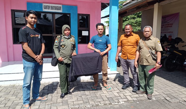 Anggota Polsek Patrang menyita burung Beo yang diletakkan di dalam sangkar. (Foto: Teamwork)