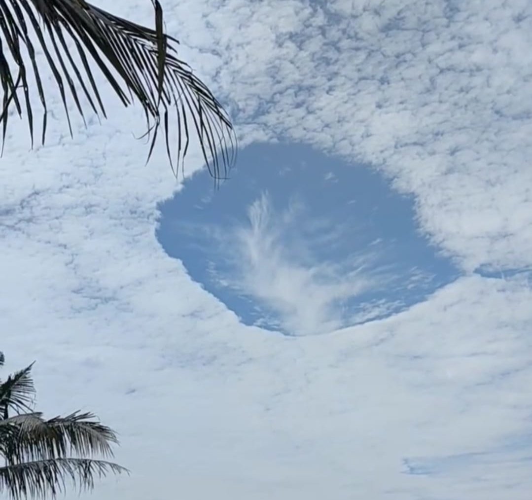 Fenomena awan berlubang di Jember. (Foto: Gambar amatir di media sosial)