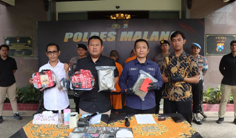 Konferensi pers di halaman Mako Polres Malang. (Foto: Istimewa)
