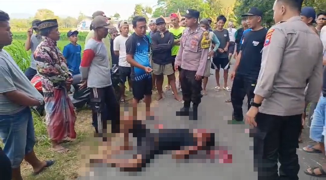 Terduga pencuri gabah terkapar di aspal usai diamuk massa karena kepergok mencuri gabah. (Foto: Istimewa)