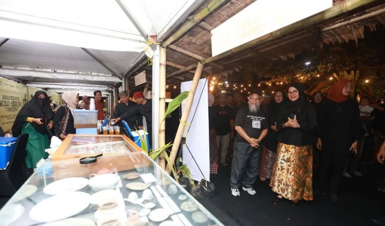 Bupati Banyuwangi meninjau pameran 'Banyuwangi Kolo Semono' di halaman Disbudpar. (Foto: Humas Pemkab Banyuwangi)