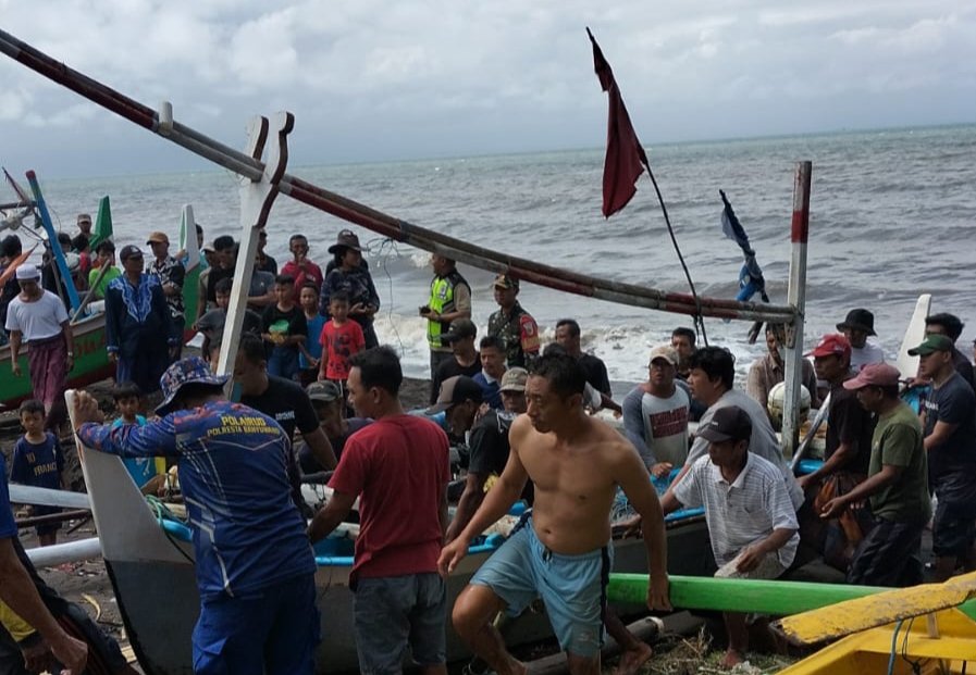 Polairud, TNI, dan warga berada di area Pantai Blimbingsari. (Foto: Teamwork)