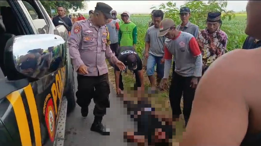 Polisi dan warga hendak membawa terduga pencuri gabah ke Puskesmas sesaat setelah terjatuh dari motor, Jumat (7/6/2024). (Foto: Istimewa)
