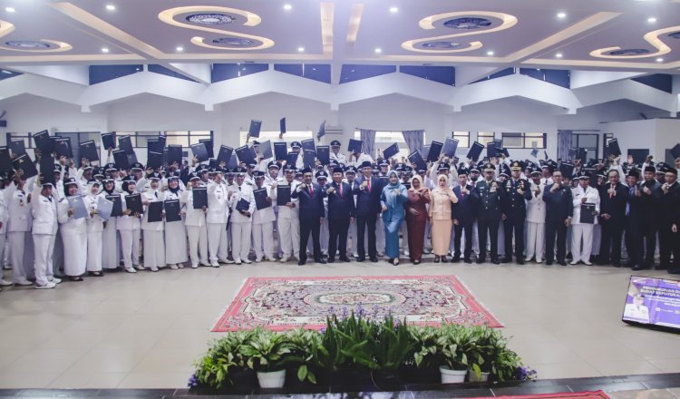 Bupati dan Wakil Bupati Jember foto bersama 216 Kades. (Foto: Diskominfo Jember)